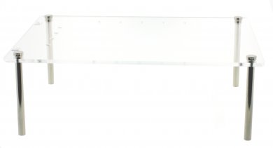 Transparenter Objekttisch mit Öffnungen für Schmuckbefestigung 